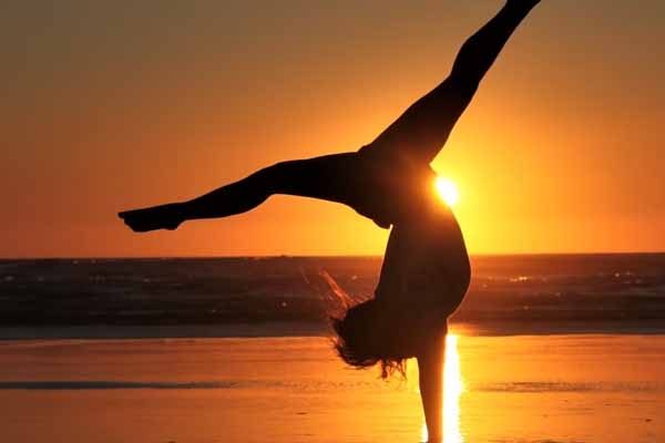 易县瑜伽培训学校排名？易县学瑜伽，可以到易县玛尼瑜伽机构，机构课程涵盖哈他瑜伽教练培训、瑜伽进阶提升课、瑜伽教练培训等，提供一站式学习提升，开设全日制班、周末班、晚班、随到随学。玛尼瑜伽的教练团队由多位经验丰富的瑜伽导师组成，他们具备专业的教学经验和背景，能够提供高质量的教学和指导。

易县瑜伽培训

1、学校排名

易县瑜伽培训学校排名可能因不同的标准而有所不同，在选择机构时要进行充分调查和比较，选择适合自己的培训机构。易县玛尼瑜伽培训机构是一家比较不错的瑜伽教练培训机构，该机构注重师资力量的培养和课程设置的专业性，提供多种瑜伽课程和培训，以满足不同学员的需求。此外，玛尼瑜伽机构还拥有完备的设施和环境，为学员提供良好的学习体验。

2、培训课程

课程的质量直接决定了教学质量。易县玛尼瑜伽机构拥有一套科学、系统化的课程体系，课程设置也比较丰富，包括基础瑜伽、哈他瑜伽、热瑜伽、空中瑜伽等多种流派，满足学生个性化需求。在这里，学员可以全面了解和掌握瑜伽技能和知识，提高学习效果。

3、学费多少

易县玛尼瑜伽机构提供的课程费用根据不同的课程类型有所差异。一般来说，大课综合年卡的费用在1000-6000元不等，而月度小班和季度小班的费用在3000-4000元不等。此外，易县玛尼瑜伽机构还提供瑜伽教练培训课程，为广大瑜伽教练从业者提供专业、系统的培训。

练瑜伽有什么好处

练瑜伽有很多好处，包括：提升身体灵活性和力量、缓解压力和焦虑、提高注意力和专注力、促进身心平衡、改善身心健康等。

1、提升身体的灵活性和力量：通过各种体式的练习，如弯腰、伸展、扭转等，瑜伽帮助练习者活动全身各关节，放松肌肉，增加关节的流动性。长期坚持练习，身体的柔韧性和力量得到显著提升，使人更能适应日常生活中的各种活动。

2、缓解压力和焦虑：在瑜伽练习中，需集中注意力，关注自己的呼吸和身体感觉，从而使大脑从繁杂的思绪中抽离，进入宁静的状态。这种状态有助于减轻压力，平衡情绪，使人心情愉悦。

3、提高注意力和专注力：瑜伽通过将注意力集中在呼吸和体位上，有助于提高专注力和注意力的能力。这种集中和专注的练习可以帮助改善工作效率、学习能力和日常生活中的任务完成。这对于提高工作效率，提升生活质量具有极大的促进作用。

4、促进身心平衡，改善身心健康：通过瑜伽练习，学会如何在快节奏的生活中保持平和的心态，以更加积极的态度面对生活中的挑战。这对个人的心理健康有着极大的益处，有助于形成良好的心理素质。

以上是关于“易县瑜伽培训学校排名”的相关介绍，如果您有更多疑问，可以咨询在线老师，他们将为您提供专业、详细的解答和服务，帮助您更好地了解瑜伽和玛尼瑜伽机构。